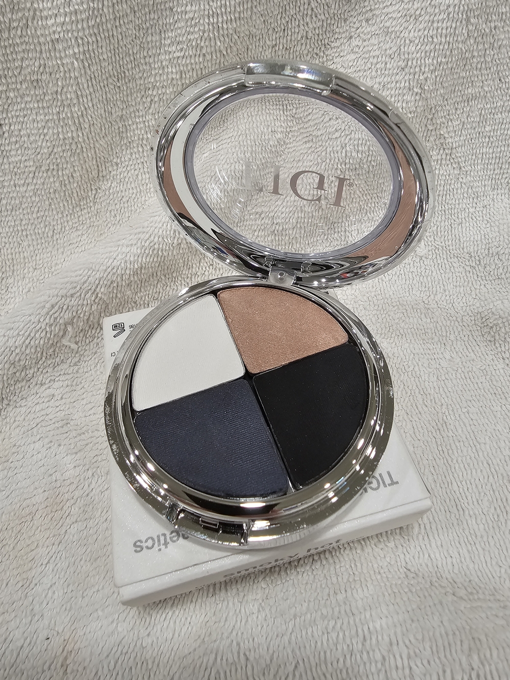 TIGI 4-Color Eyeshadow Palette Smoky Hot— White, Bronze, Navy, Black